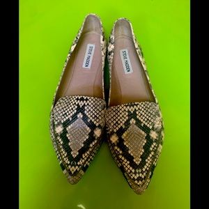 Steve Madden faux snake skin flat shoe, sz 10M